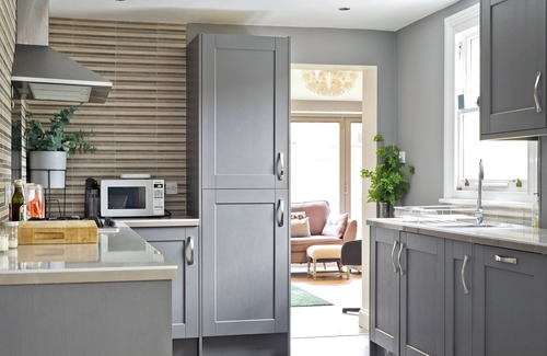 South Twickenham Apartment | Twickenham Green - Two Bedroom Apartment, Sleeps 4