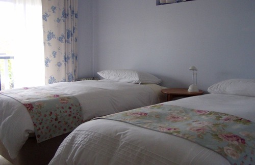 Barrabup Bed & Breakfast | Twin bed at hosted accommodation, plus breakfast