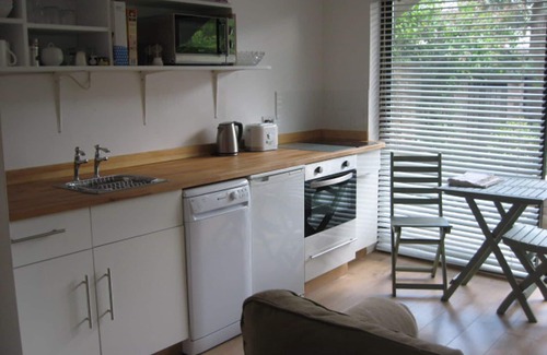 Cheltenham Ski Chalet | Twin-bedded detached self-catering studio with large patio, Cheltenham Town