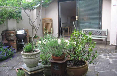Cheltenham Ski Chalet | Twin-bedded detached self-catering studio with large patio, Cheltenham Town