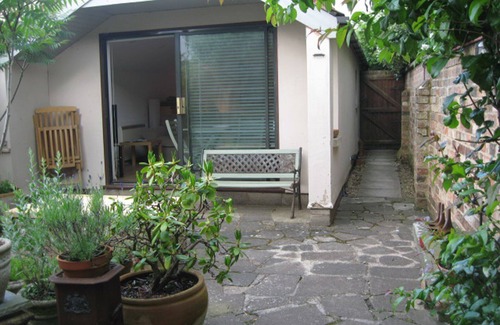 Cheltenham Ski Chalet | Twin-bedded detached self-catering studio with large patio, Cheltenham Town