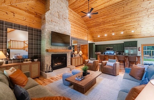 Mt Lookout Cabin | Twin Oaks Lodge: 4 Kings, Hot Tub, Sauna & EPIC Game Room