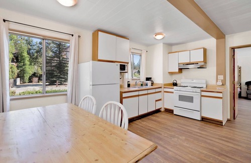 Big Bear Lake Hotel | Twin Pines #111