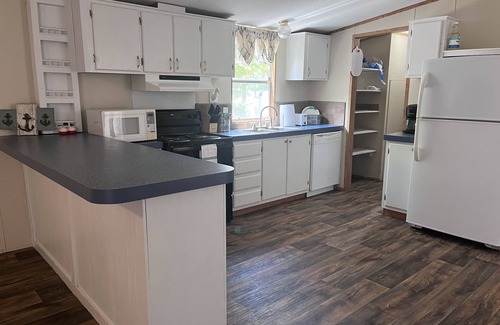 Negreet House | TWIN PINES Toledo Bend Camp with plenty of boat parking in quiet neighborhood