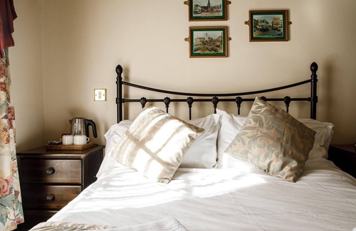 Bordesley House | Twin Room 4 at the Old Crown Hotel