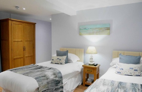 Mumbles Bed & Breakfast | Twin Standard Room Ensuite@Norton House Hotel