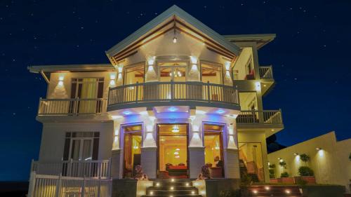 Nuwara Eliya Hotel | Twin Villa Red - Cozy Colonial Villa with Mountain View