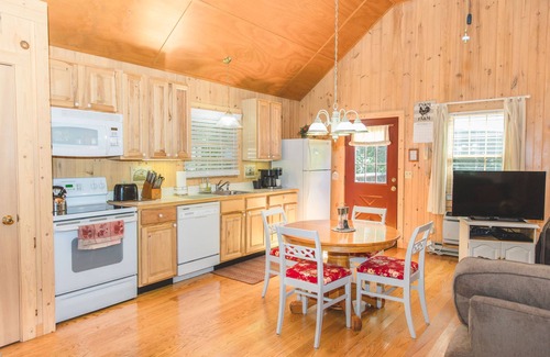 Lexington Cottage | Twinleaf Honeymoon Cottage at Autumn Ridge