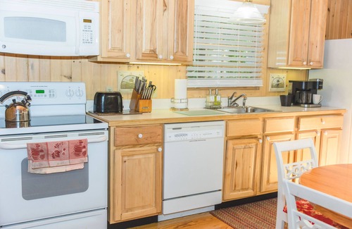 Lexington Cottage | Twinleaf Honeymoon Cottage at Autumn Ridge