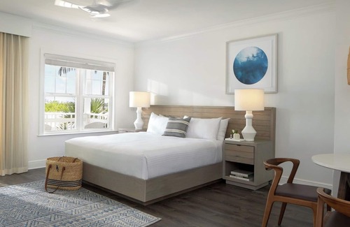 Key West Hotel | Two 3BR Paradise Suites with Onsite Parking Poolside Bar, Shuttle Service!