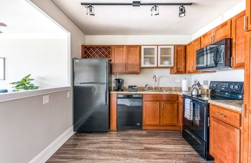 Old Louisville Apartment | TWO 800 Tower Cozysuites w sky Pool Lounge 7flr