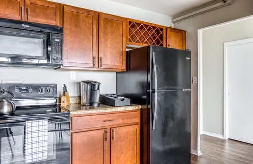 Old Louisville Apartment | TWO 800 Tower Cozysuites w sky Pool Lounge 10flr