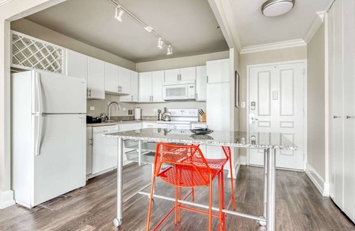 Old Louisville Apartment | TWO 800 Tower Cozysuites w sky Pool Lounge 10flr