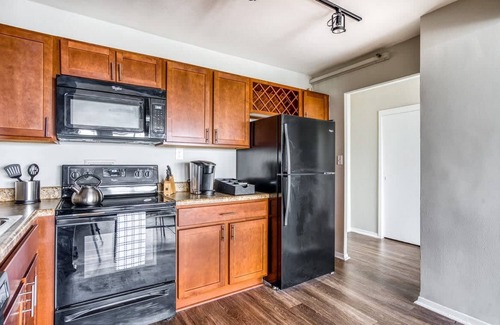 Old Louisville Apartment | TWO 800 Tower Cozysuites w sky Pool Lounge 10flr