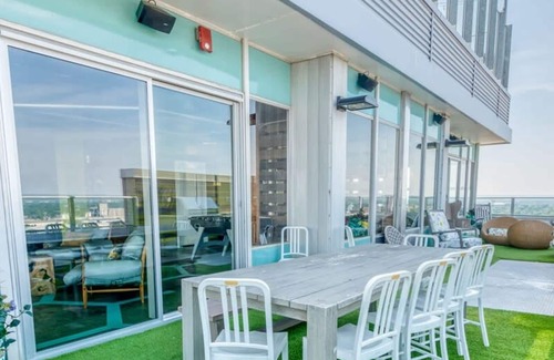 Old Louisville Apartment | TWO 800 Tower Cozysuites w sky Pool Lounge 10flr