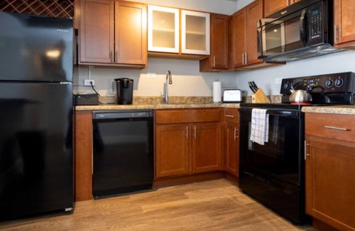 Old Louisville Apartment | TWO 800 Tower Cozysuites w sky Pool Lounge 22fl