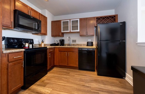 Old Louisville Apartment | TWO 800 Tower Cozysuites w sky Pool Lounge 22fl