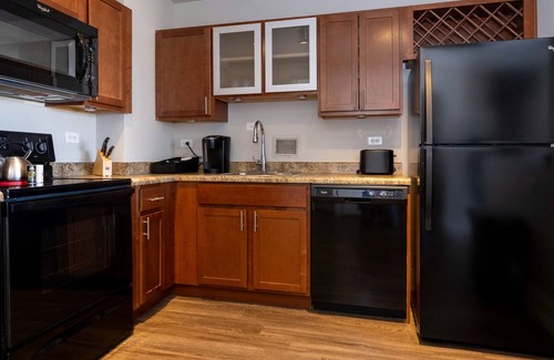 Old Louisville Apartment | TWO 800 Tower Cozysuites w sky Pool Lounge 22fl