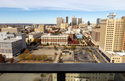 Old Louisville Apartment | TWO 800 Tower Cozysuites w sky Pool Lounge 22fl