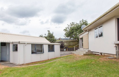 Taiharuru House | Two-bach complex at panoramic Davies Bay