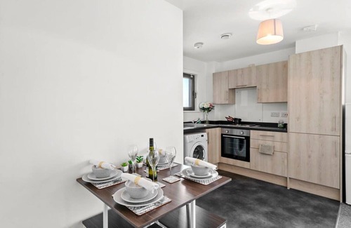 George Green Apartment | Two Bed Heathrow Apartment + Free Parking