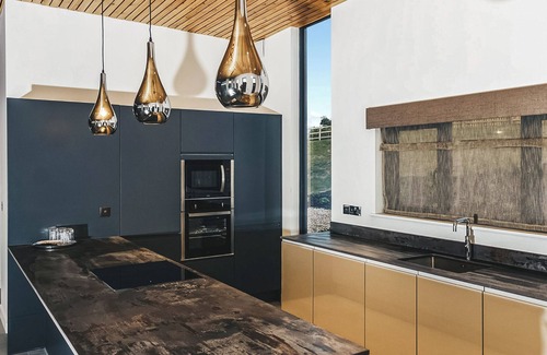 Newark upon Trent Ski Chalet | Two bed lodge with one king-size bed and one twin (King by arrangement).