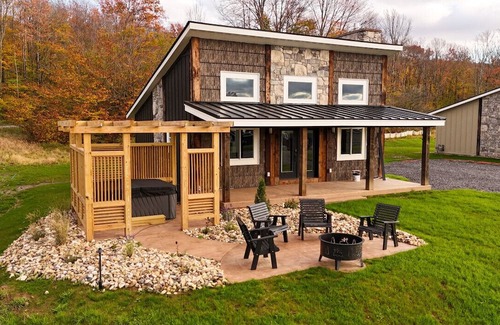 Timberline Apartment | Two-Bed, Modern Luxury w Hot Tub