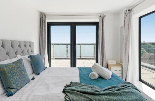George Green Apartment | Two Bed Penthouse With Wrap Around Balcony