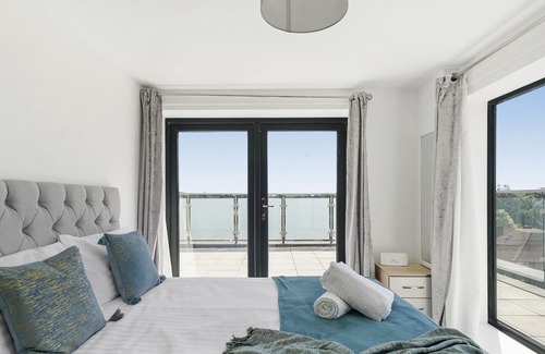 George Green Apartment | Two Bed Penthouse With Wrap Around Balcony
