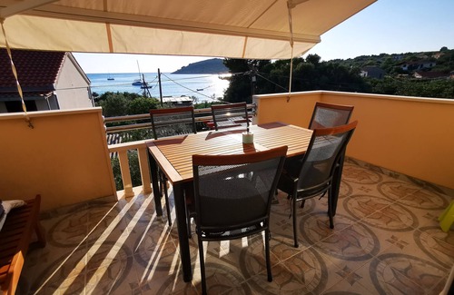 Drvenik Mali Apartment | Two bedroom apartment with terrace and sea view Drvenik Mali, Drvenik (A-16787-a)