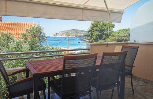 Drvenik Mali Apartment | Two bedroom apartment with terrace and sea view Drvenik Mali, Drvenik (A-16787-b)