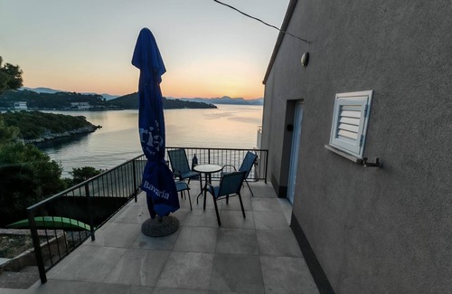 Sobra Apartment | Two bedroom apartment with terrace and sea view Sobra, Mljet (A-24530-a)
