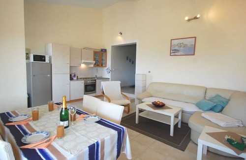 Marsici Apartment | Two bedroom apartment with balcony and sea view Kremenići, Krk (A-21724-a)