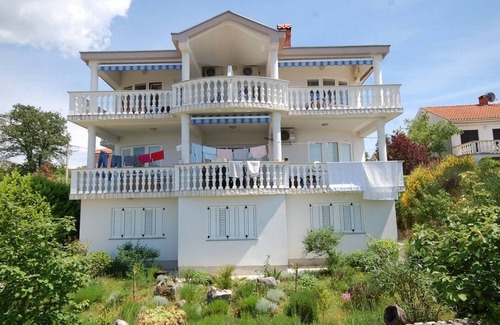 Marsici Apartment | Two bedroom apartment with balcony and sea view Kremenići, Krk (A-21724-a)