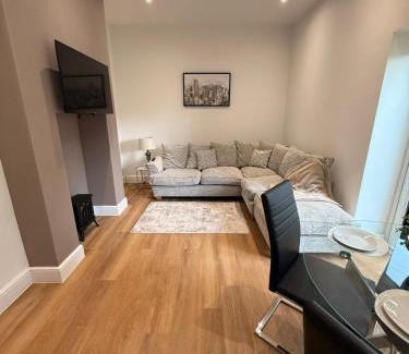 Newport Apartment | Two bedroom Apartment -Private off road parking