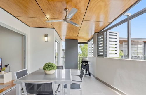 Bulimba Apartment | Two-bedroom Apartment with Entertainment Sunroom