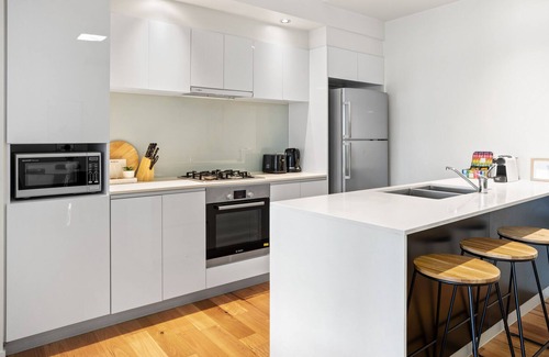 Bulimba Apartment | Two-bedroom Apartment with Entertainment Sunroom