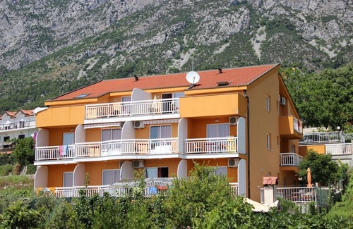 Gradac Apartment | Two bedroom apartment with balcony and sea view Gradac, Makarska (A-13681-f)