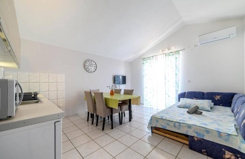 Raslina Apartment | Two bedroom apartment with balcony and sea view Raslina, Krka (A-24304-b)