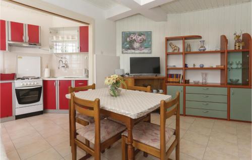 Kastel Kambelovac Apartment | Two-Bedroom Apartment With Sea View In Kastel Kambelovac