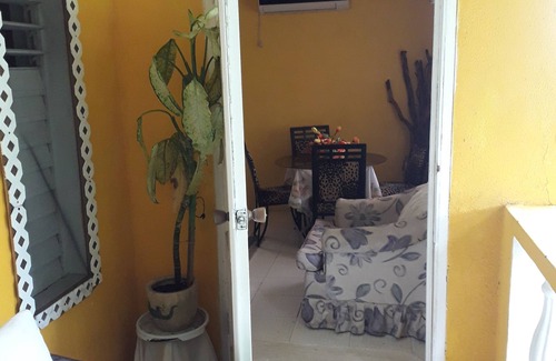 Gall Hill House | TWO BEDROOM APT SLEEP 5to6 GUEST WOW HOT TUB Outdoor