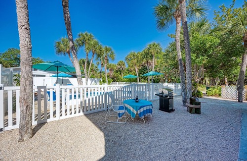 Englewood Apartment | Two bedroom beach and bay private getaway - just relax! Gecko House Manasota Key