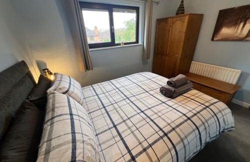 Milton Keynes House | Two Bedroom Central MK Self Catering House Sleeps 4 - Free Parking & fast WiFi - by Webbhill Stays