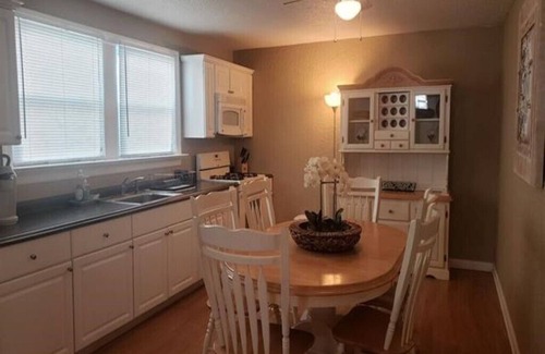 Wildwood Villa | Two bedroom cottage near Morey's Pier & Wildwood Boardwalk