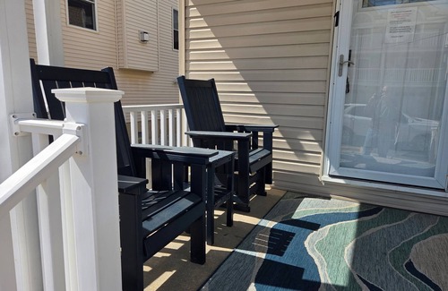 Wildwood Villa | Two bedroom cottage near Morey's Pier & Wildwood Boardwalk
