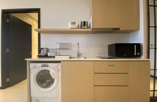 Thomson Road Apartment | Two Bedroom Deluxe with Balcony, 800m from Novena MRT