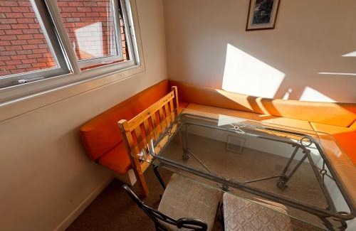 Coventry Apartment | Two-bedroom flat Close to Uni & shopping center with free parking