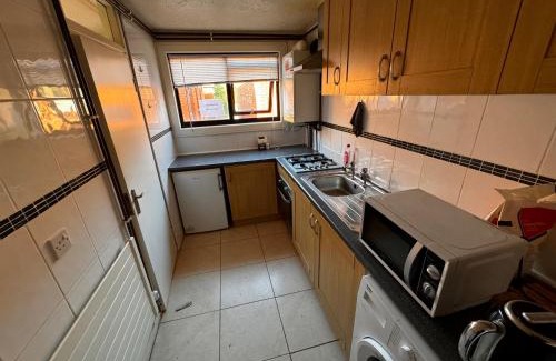 Coventry Apartment | Two-bedroom flat Close to Uni & shopping center with free parking