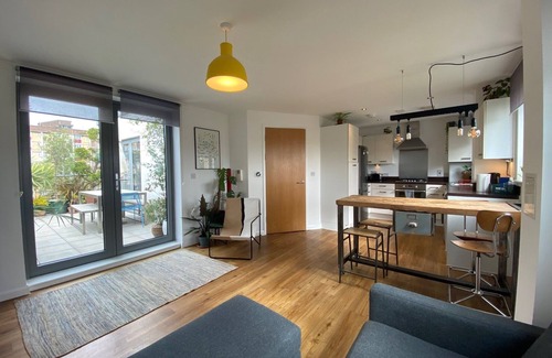 Hoxton Apartment | Two bedroom flat in Hoxton, sunny terrace, 10 mins from Old Street tube station
