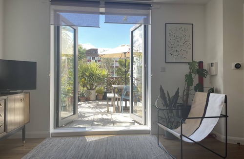 Hoxton Apartment | Two bedroom flat in Hoxton, sunny terrace, 10 mins from Old Street tube station